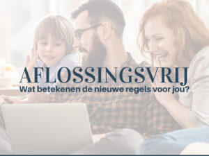 Ouder echtpaar met zoontje. Zitten op de bank. Lachen en kijken samen naar een laptop. Vooraanzicht en ziet niet waarom ze lachen. Man heeft bril, donker haar en baard. Vrouw heeft rood krullend haar en sproeten. Zoontje is 5 en donkerblond