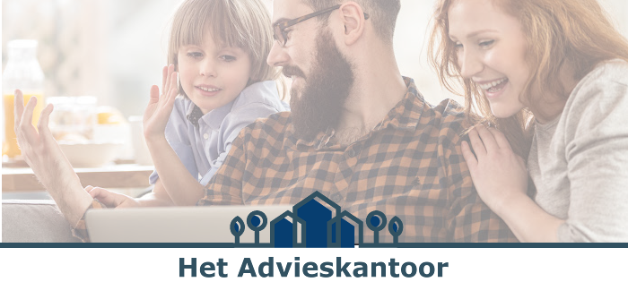 Ouder echtpaar met zoontje. Zitten op de bank. Lachen en kijken samen naar een laptop. Vooraanzicht en ziet niet waarom ze lachen. Man heeft bril, donker haar en baard. Vrouw heeft rood krullend haar en sproeten. Zoontje is 5 en donkerblond